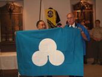 調印式で市旗を渡す柳市長（当時）