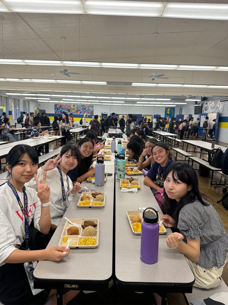 カフェテリアで昼食